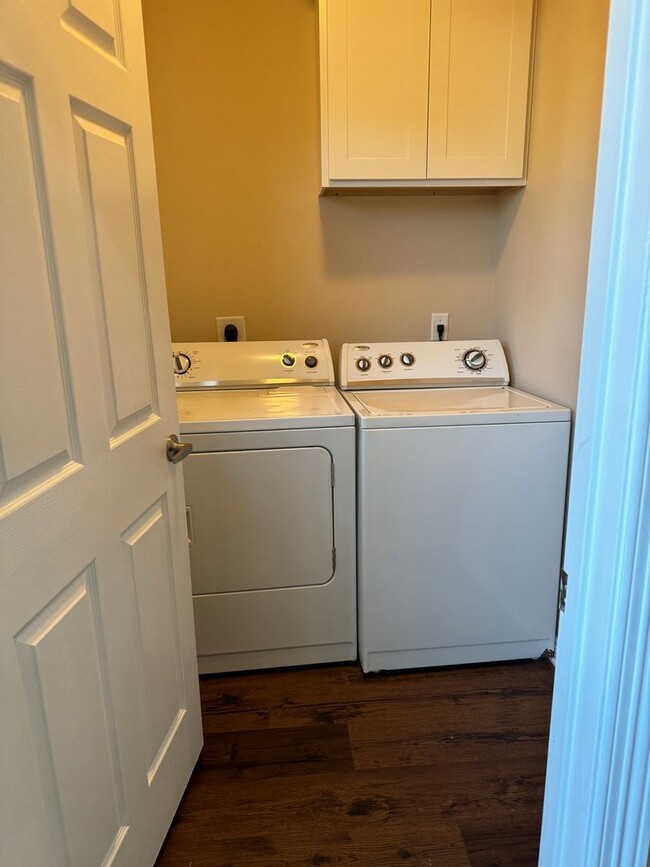 Building Photo - JULY MOVE IN - Spacious 3 Bedroom 3.5 Bath...