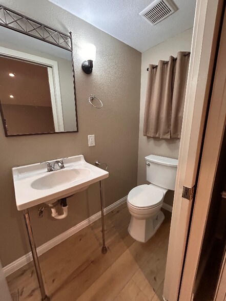 Building Photo - 1388 Hartsdale Dr