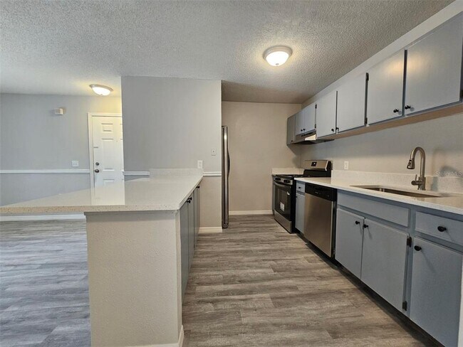 Building Photo - 9481 Highland Oak Dr