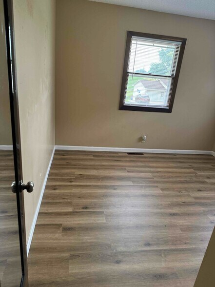 Building Photo - 504 8th Ave W
