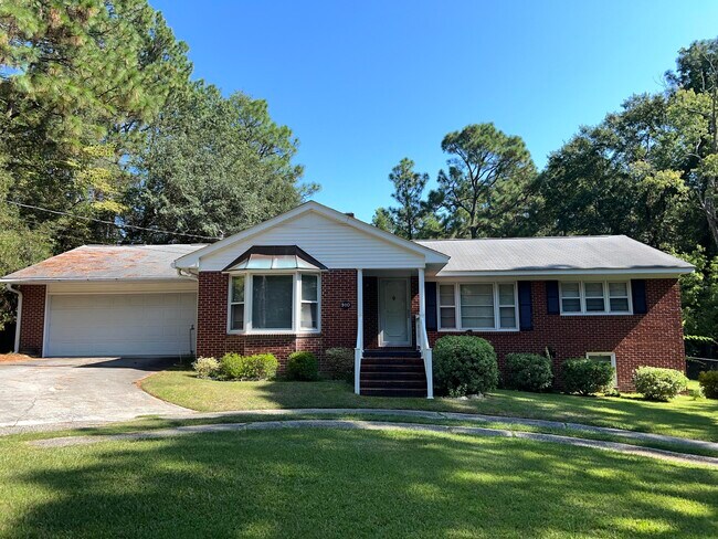 Building Photo - 910 Wildwood Rd