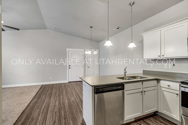 Building Photo - 42 W Silver Springs Dr