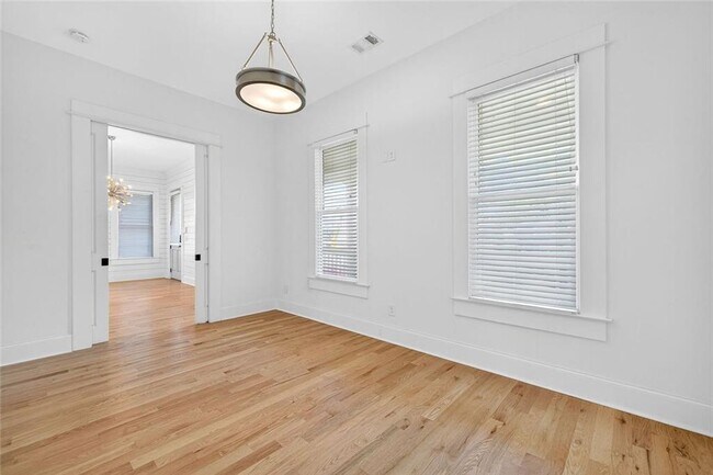 Building Photo - 523 Irwin St NE