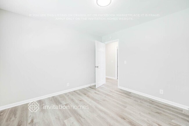 Building Photo - 562 Whispering Hills Dr