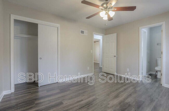 Building Photo - 10325 Smalley Ave