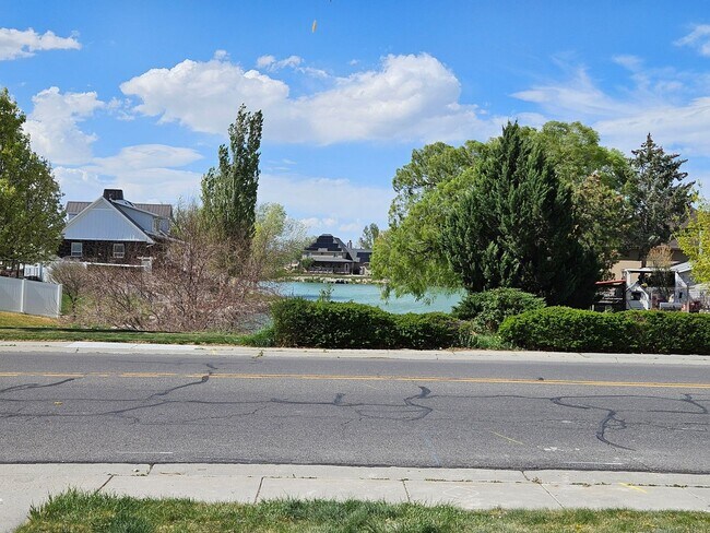 Building Photo - Beautifully Remodeled 4 Bed / 2 Bath Home in Stansbury Park