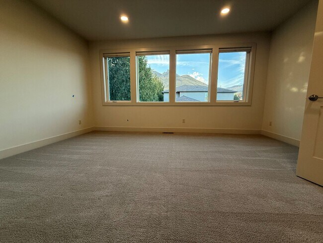 Building Photo - Now renting Brand-new 4 bedroom, 3 bathroo...