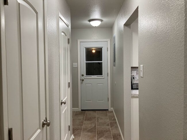 Building Photo - Spacious Executive 4 Bedroom Home
