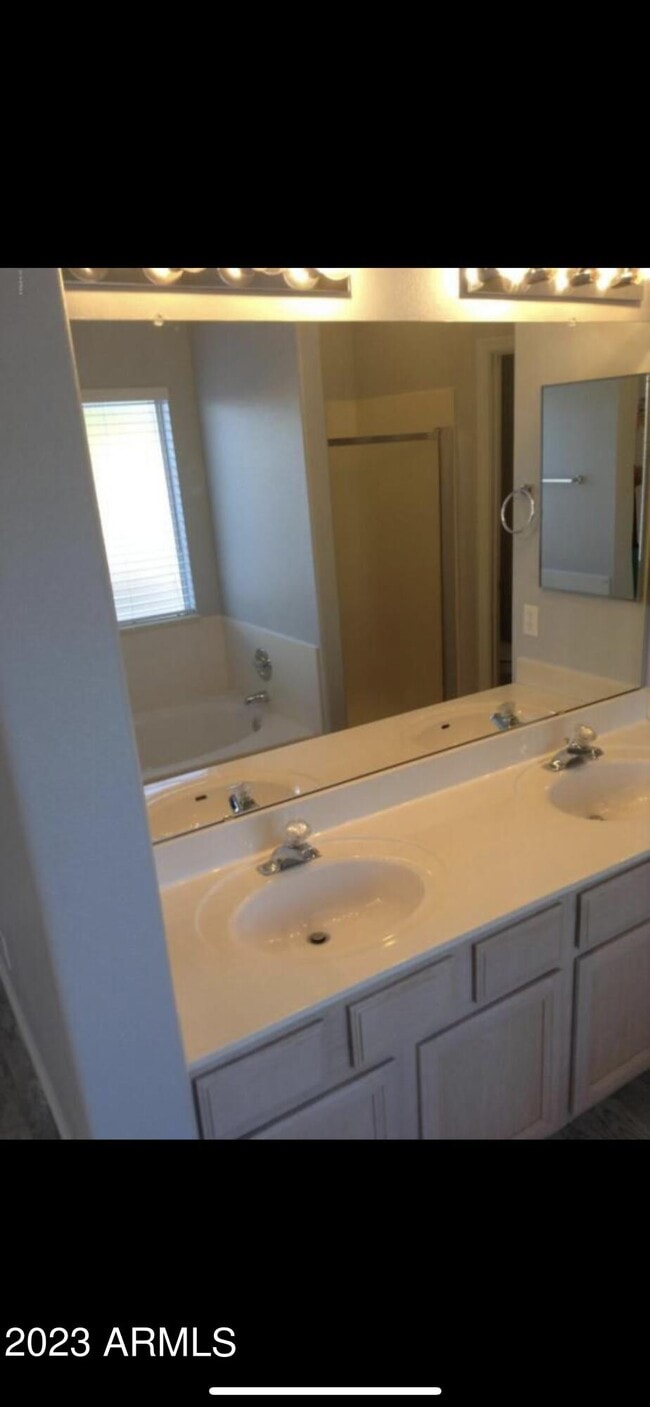 Building Photo - 2816 E Villa Theresa Dr