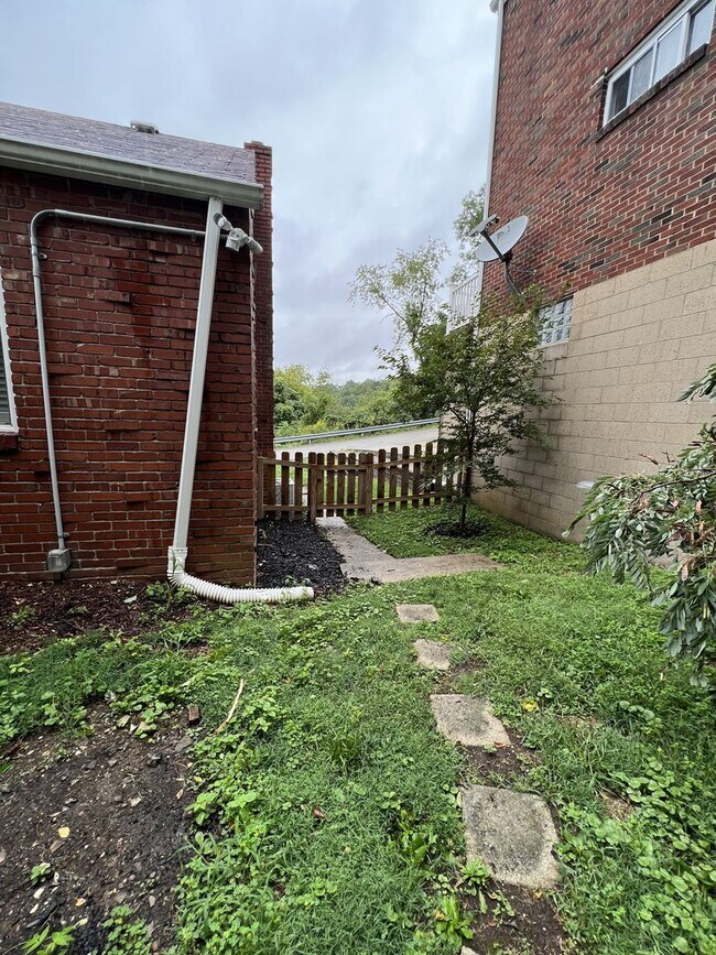 Building Photo - Newly Updated 3 Bed, 2 Bath Home on a Quiet Street in Brentwood- Available 7/15!