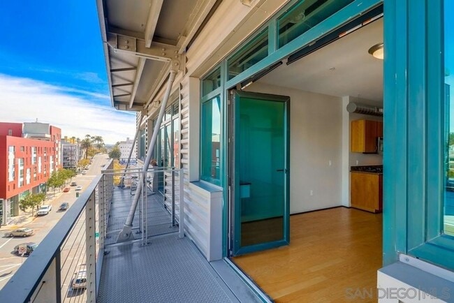 Building Photo - 2 bedroom downtown, 2 bath and 2 parking spaces.  View! (Solara Lofts)