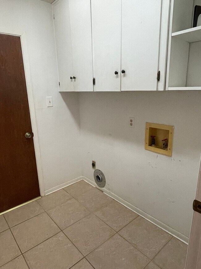 Building Photo - Split level home in West Lampasas