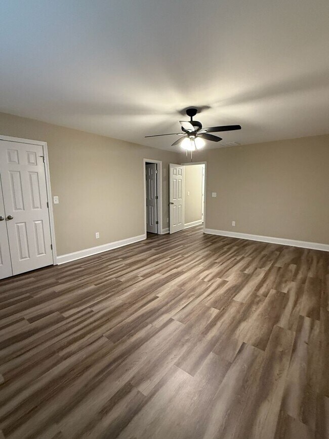 Building Photo - Charming 4 Bedroom Home located in Histori...