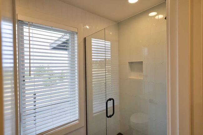 Building Photo - 2580 N W Awbrey Point Cir