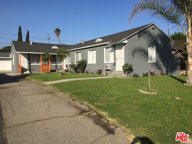 Building Photo - 6627 Kraft Ave