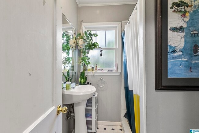 Building Photo - 2710 12th Ave E