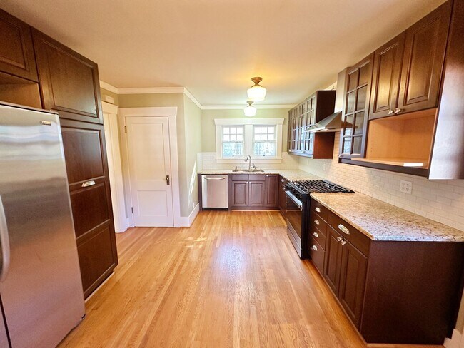 Building Photo - Stunning 3 Bedroom with Fully Fenced Yard ...