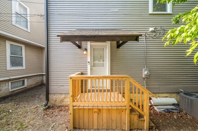 Building Photo - Ultimate 6-Bedroom House with Spacious Liv...