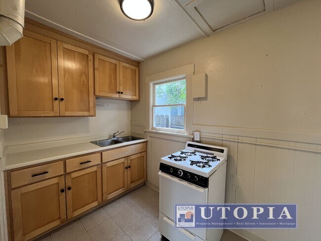 Building Photo - 204 Hollister Ave