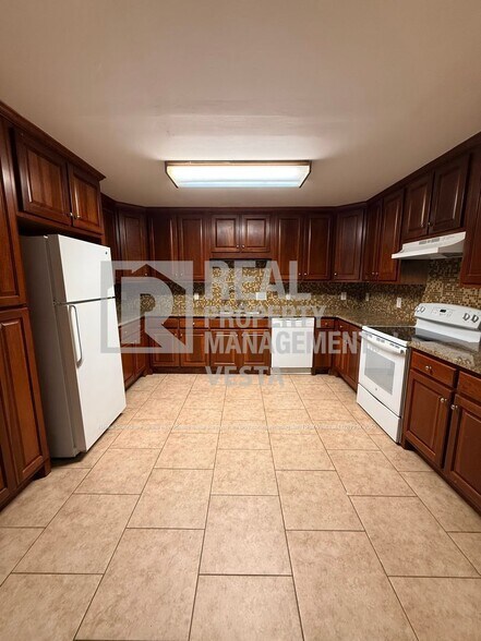 Building Photo - 5116 Pineridge Dr