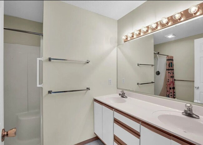 Building Photo - 1801 Glenwood Oaks Ct