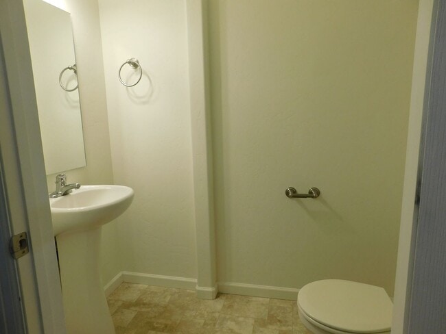 Building Photo - Condo Close to Shopping