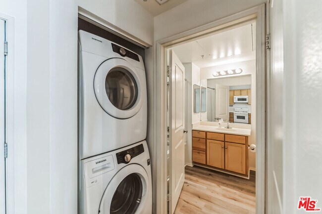 Building Photo - 6400 Crescent Prk E