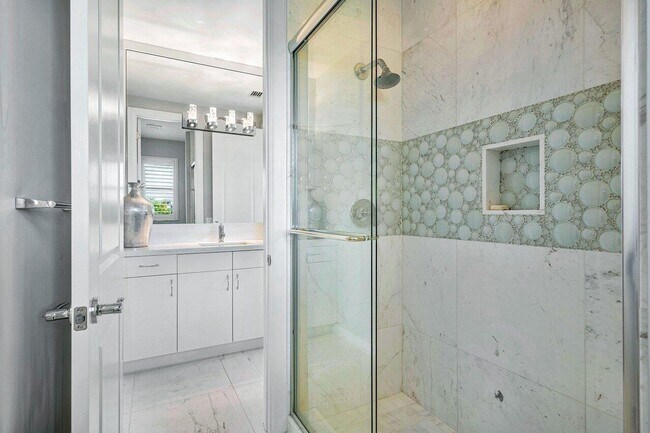 Building Photo - 17511 Cadena Dr