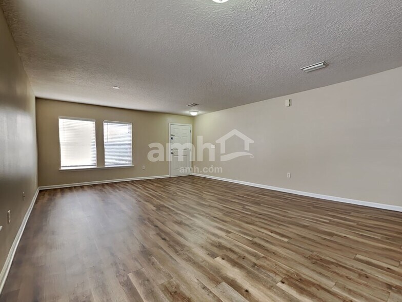 Building Photo - 11501 Brian Lakes Dr N