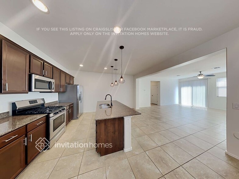 Building Photo - 162 N Sandal