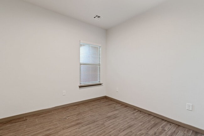 Building Photo - Newer Townhome, $400.00 off your first months rent!!!