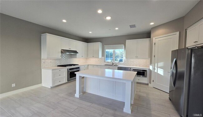 Building Photo - 145 Winnett