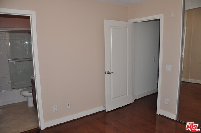 Building Photo - 6010 S Celedon Creek