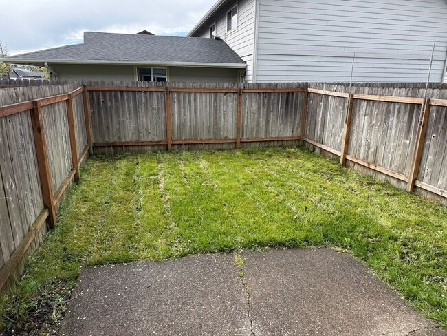 Building Photo - Updated 2 bedroom, 1 bath with garage!