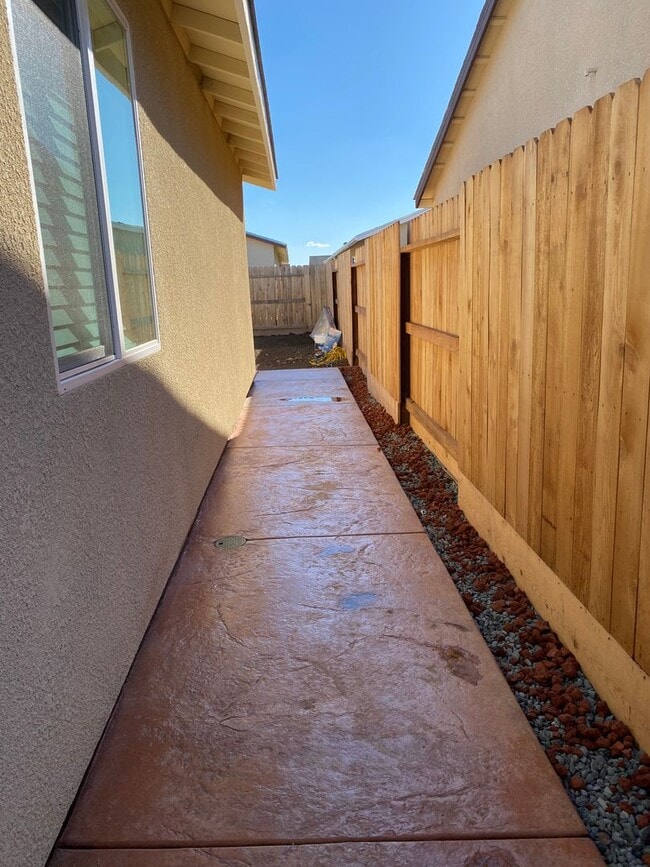 Building Photo - Modern 3-Bedroom, 2-Bath Home with Spaciou...