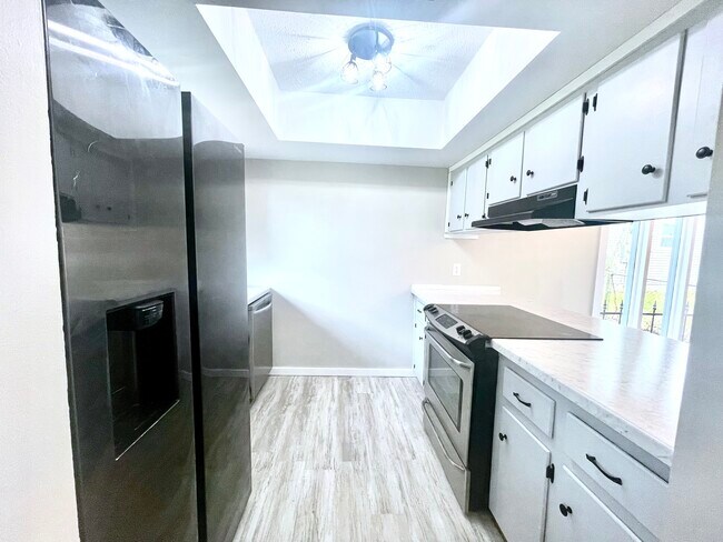 Building Photo - 6930 Woodley Dr