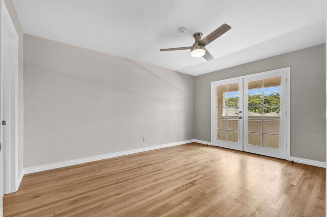 Building Photo - Stunning Remodeled Townhome in Prime Location!