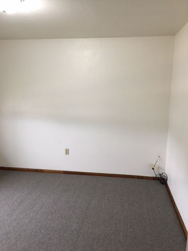 Building Photo - 102 E Cascade Ave