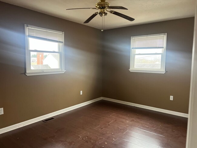 Building Photo - 2 bd 1 bath apartment with garage area loc...