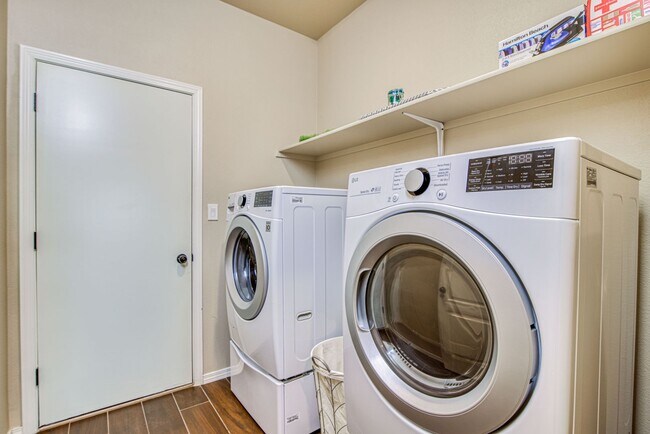 Building Photo - Westside area for Short or Long Term Rental(Completely Furnished) Beautiful 3 bed/2.5 baths