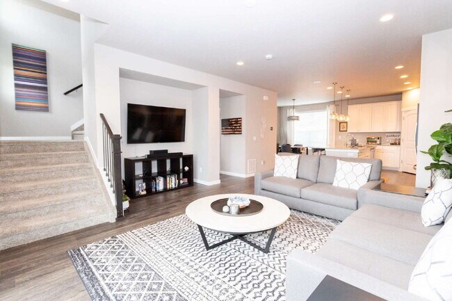 Building Photo - Stunning 3-Story urban style house for rent