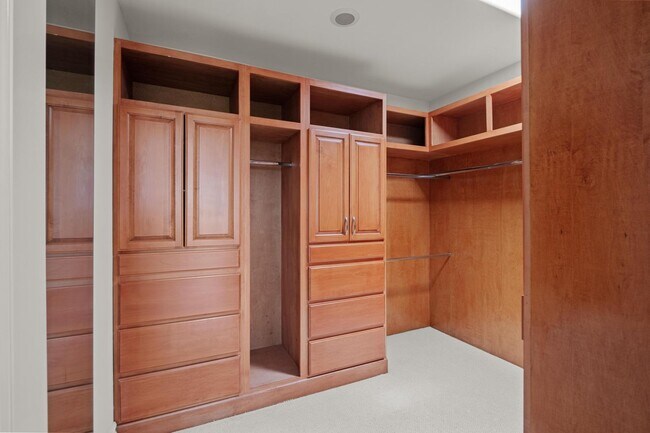 Building Photo - Stunning 4 bed, 4.5 bath home located on a quiet and highly desirable street in Redondo Beach