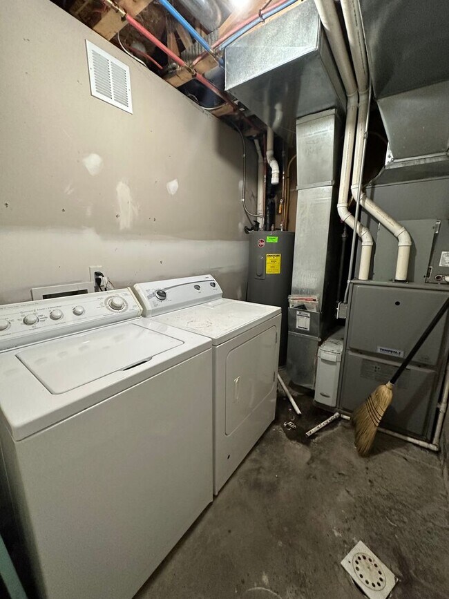 Building Photo - 3105 W Michigan - 6 Bed/3 Bath Townhouse Near WMU