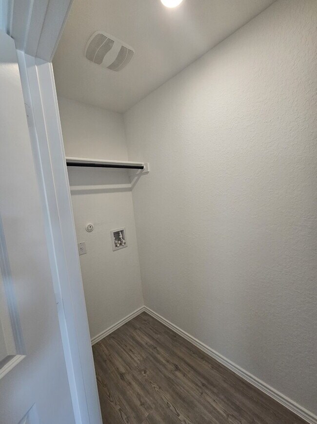 Building Photo - "Charming 3-Bed Sanctuary with Granite Elegance in San Antonio! Voucher Accepted! "
