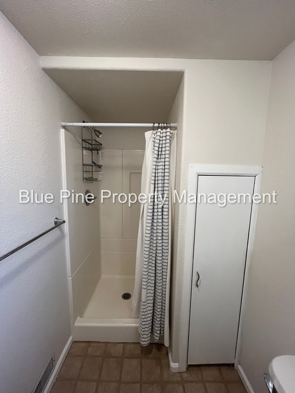 Building Photo - 745 S Higbee Ave