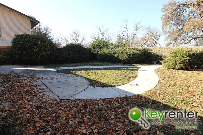 Building Photo - 2308 Rogue River Dr