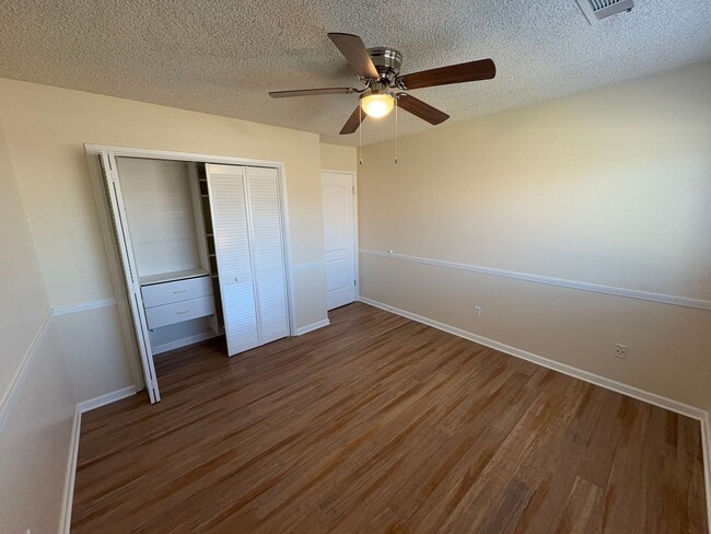 Building Photo - Lemoore Home Available Now!