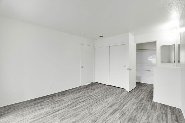 Building Photo - 2BD 2BTH B