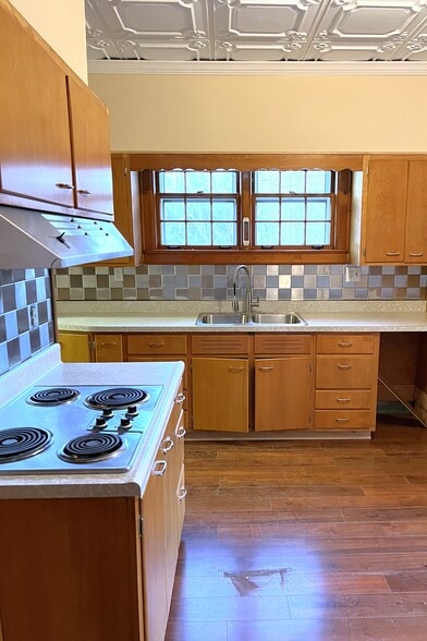 Full kitchen. Shared. - 209 Main St