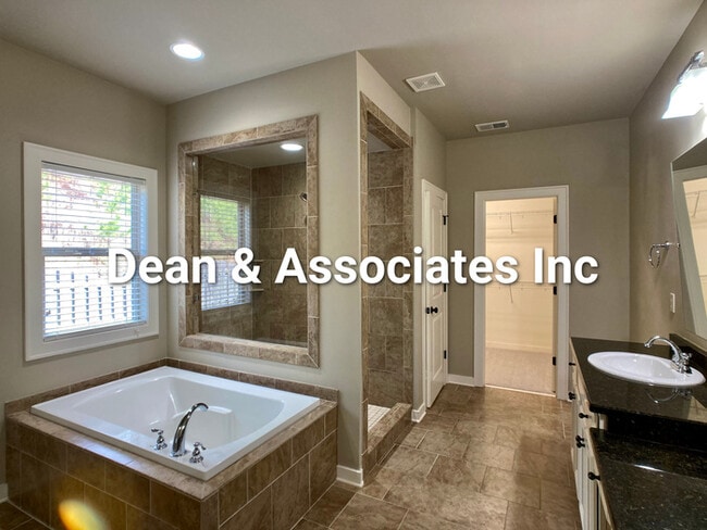 Building Photo - 472 Lake Chelsea Way